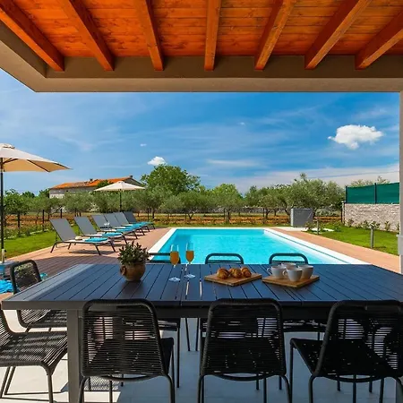 Artsi Villa *