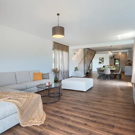 Artsi Villa *